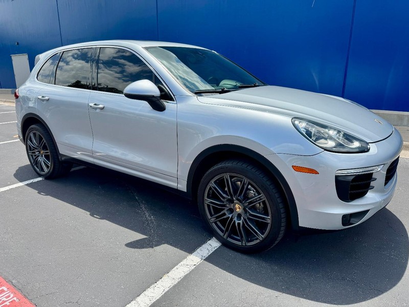 Porsche Cayenne S Vehicle Full-screen Gallery Image 14