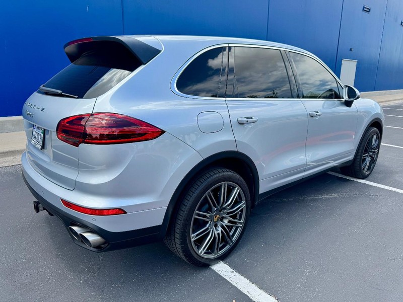 Porsche Cayenne S Vehicle Full-screen Gallery Image 15