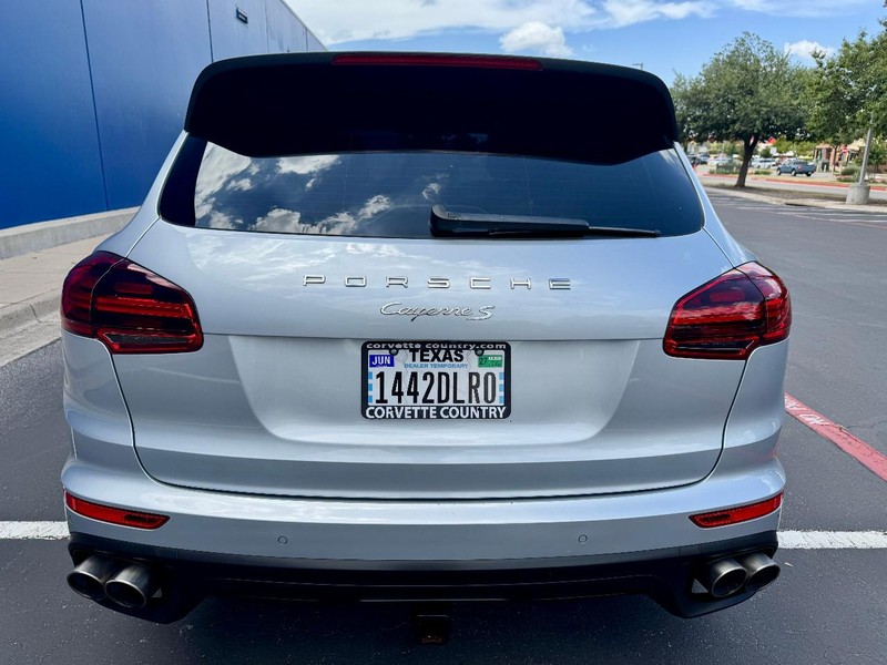 Porsche Cayenne S Vehicle Full-screen Gallery Image 16