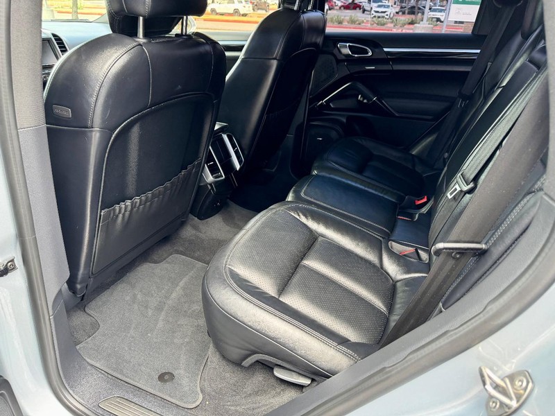 Porsche Cayenne S Vehicle Full-screen Gallery Image 17