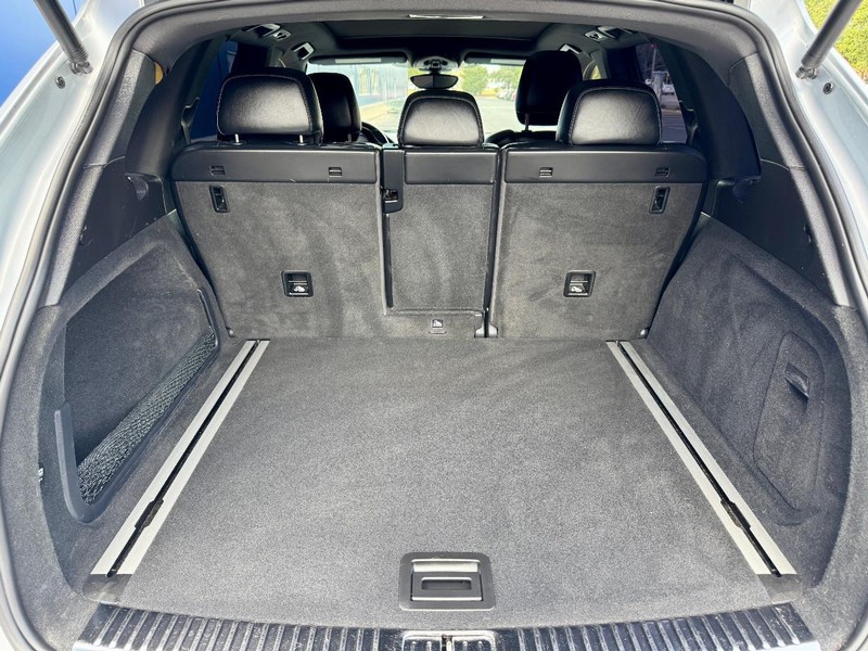 Porsche Cayenne S Vehicle Full-screen Gallery Image 18