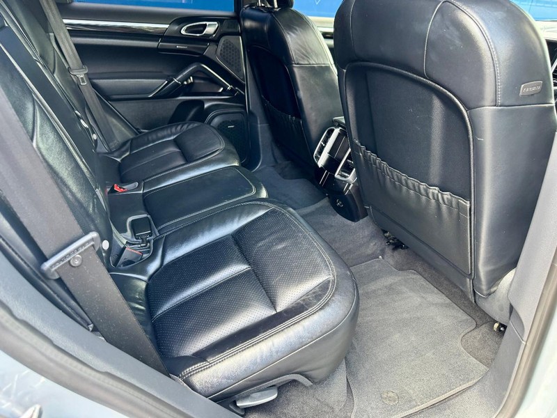 Porsche Cayenne S Vehicle Full-screen Gallery Image 19