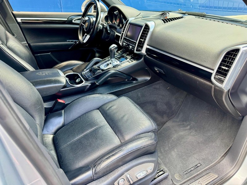 Porsche Cayenne S Vehicle Full-screen Gallery Image 20