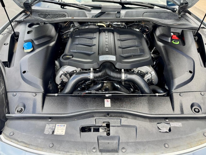 Porsche Cayenne S Vehicle Full-screen Gallery Image 21