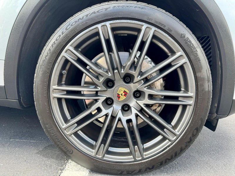 Porsche Cayenne S Vehicle Full-screen Gallery Image 22