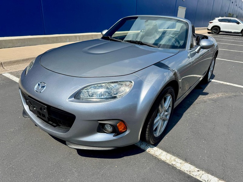 Mazda MX-5 Miata Sport Vehicle Full-screen Gallery Image 02