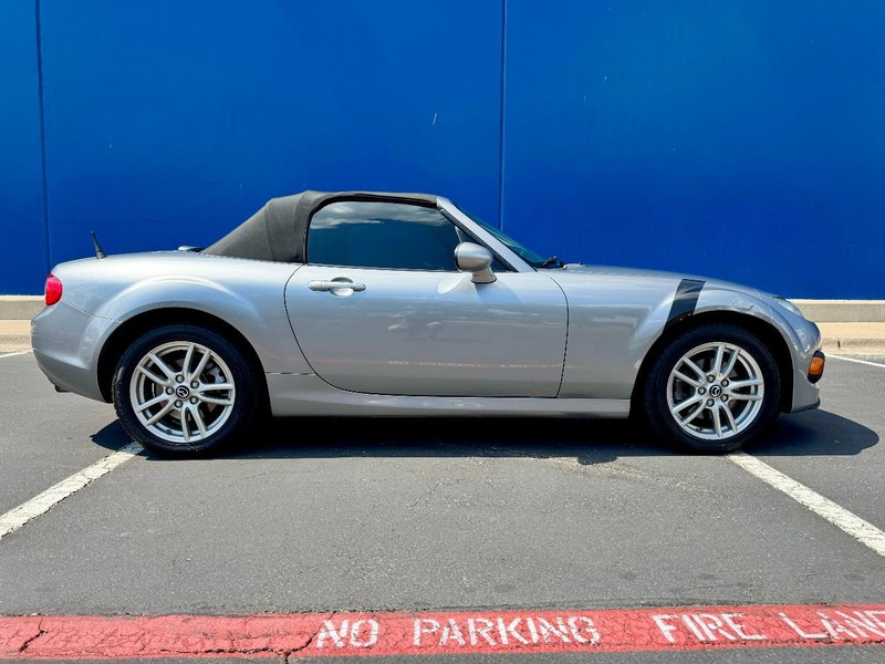 Mazda MX-5 Miata Sport Vehicle Full-screen Gallery Image 03