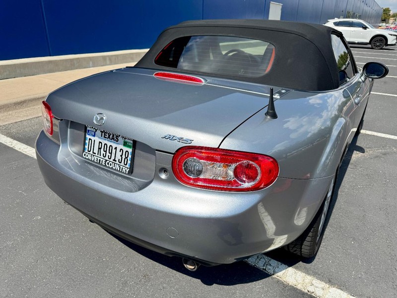 Mazda MX-5 Miata Sport Vehicle Full-screen Gallery Image 04