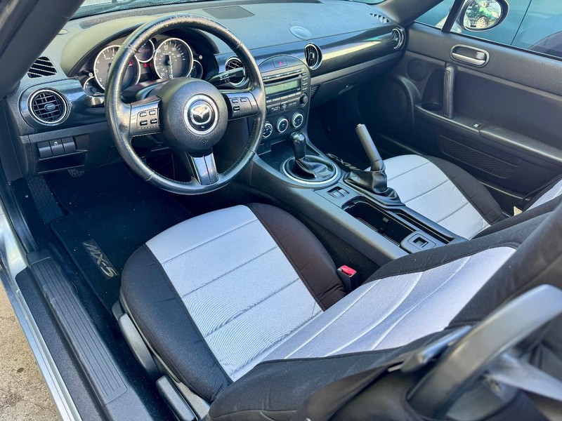 Mazda MX-5 Miata Sport Vehicle Full-screen Gallery Image 05