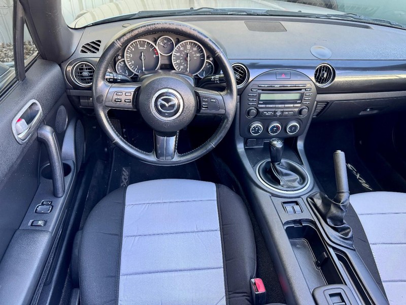 Mazda MX-5 Miata Sport Vehicle Full-screen Gallery Image 06