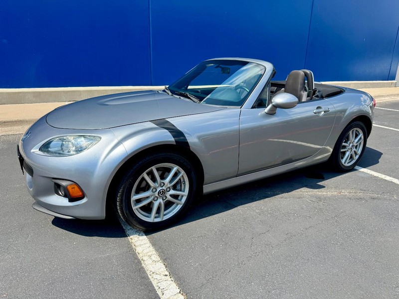 Mazda MX-5 Miata Sport Vehicle Full-screen Gallery Image 08
