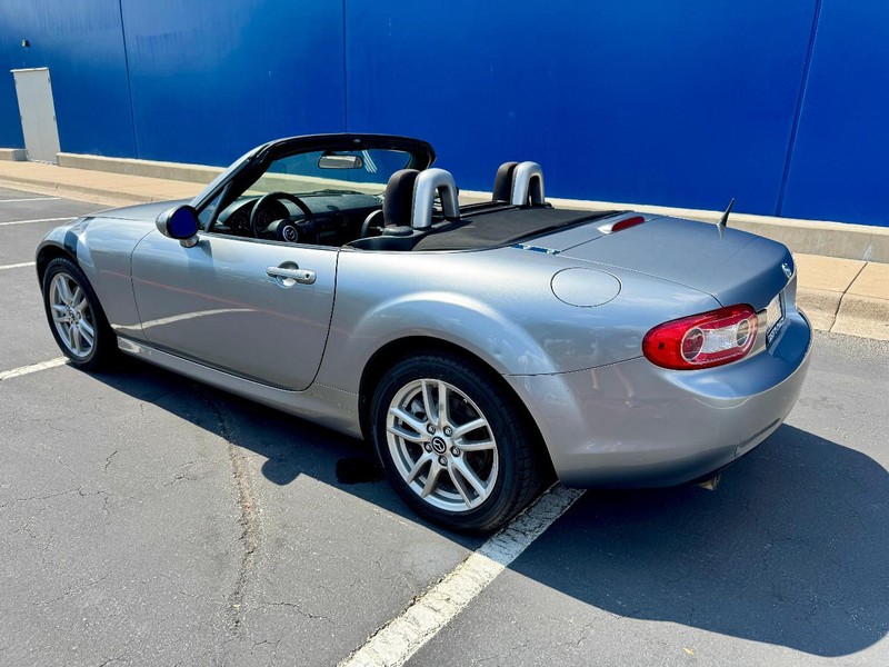 Mazda MX-5 Miata Sport Vehicle Full-screen Gallery Image 09