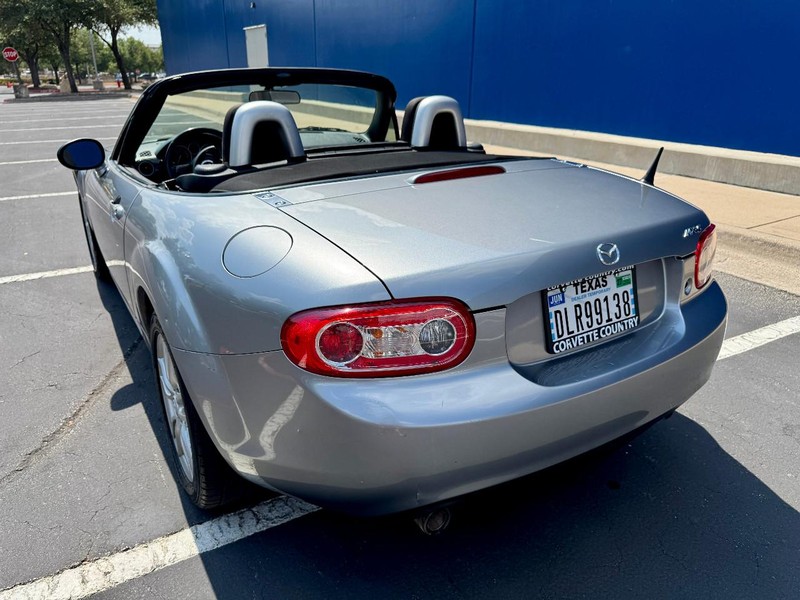 Mazda MX-5 Miata Sport Vehicle Full-screen Gallery Image 10
