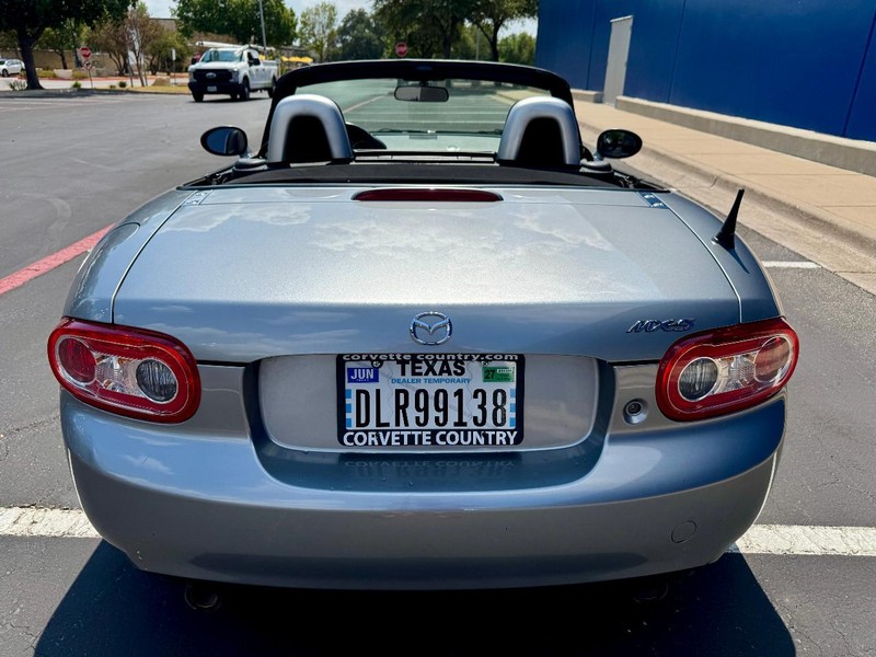 Mazda MX-5 Miata Sport Vehicle Full-screen Gallery Image 11