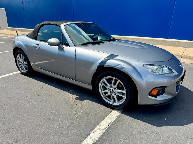 Mazda MX-5 Miata Sport Vehicle Full-screen Gallery Image 14