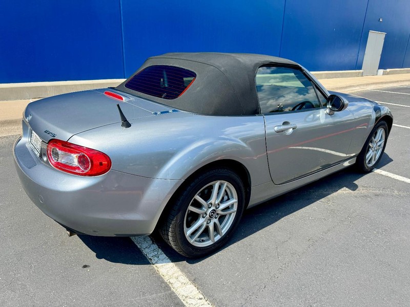 Mazda MX-5 Miata Sport Vehicle Full-screen Gallery Image 15