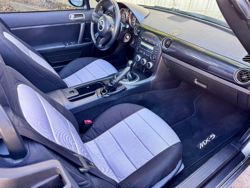 Mazda MX-5 Miata Sport Vehicle Full-screen Gallery Image 17