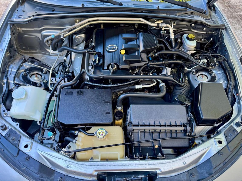 Mazda MX-5 Miata Sport Vehicle Full-screen Gallery Image 18