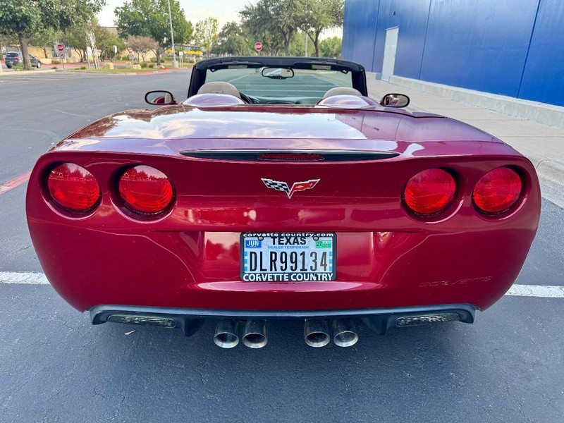 Chevrolet Corvette Vehicle Full-screen Gallery Image 11