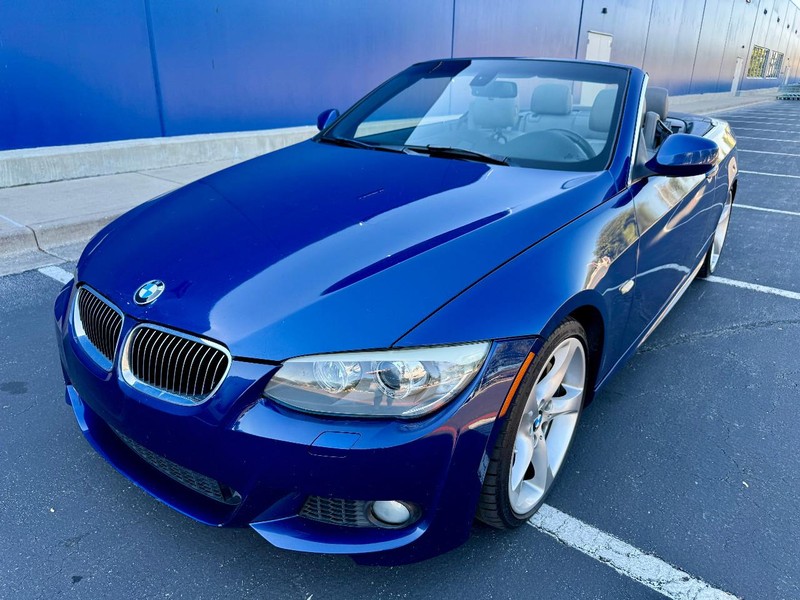 BMW 335i M Sport Vehicle Full-screen Gallery Image 02