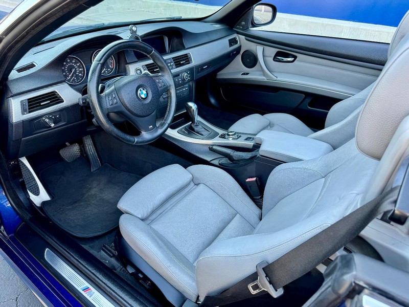BMW 335i M Sport Vehicle Full-screen Gallery Image 05