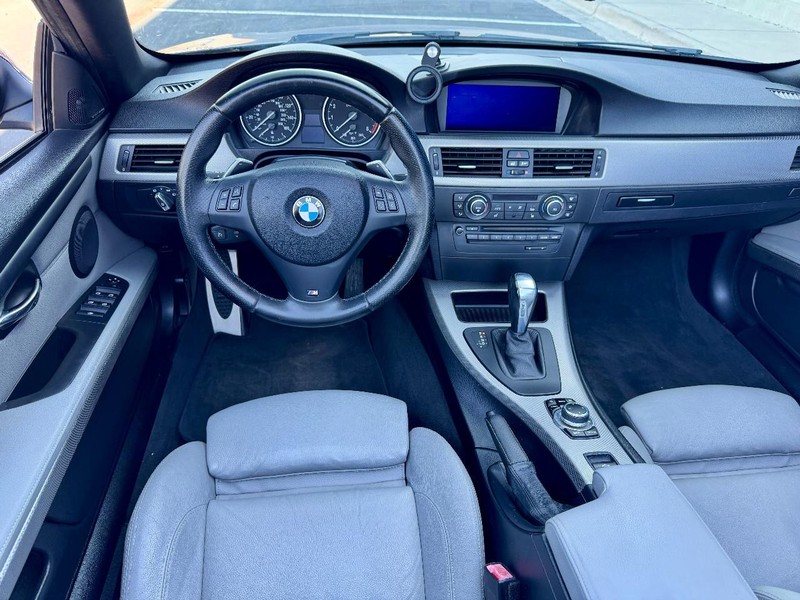 BMW 335i M Sport Vehicle Full-screen Gallery Image 06