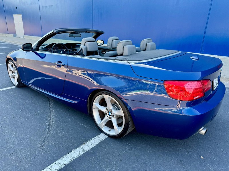 BMW 335i M Sport Vehicle Full-screen Gallery Image 09