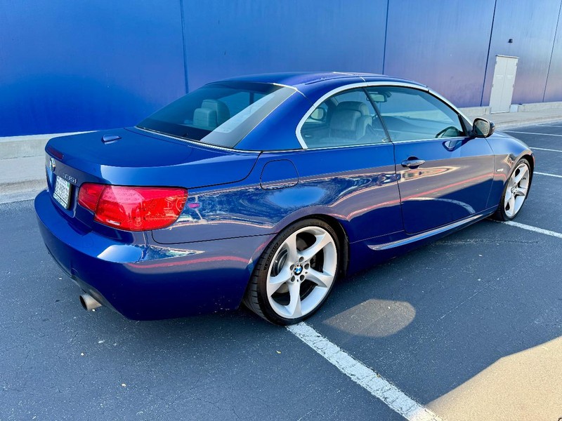 BMW 335i M Sport Vehicle Full-screen Gallery Image 15