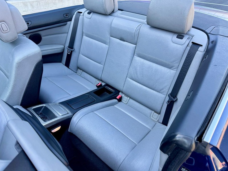 BMW 335i M Sport Vehicle Full-screen Gallery Image 17