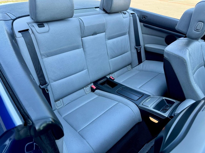 BMW 335i M Sport Vehicle Full-screen Gallery Image 18