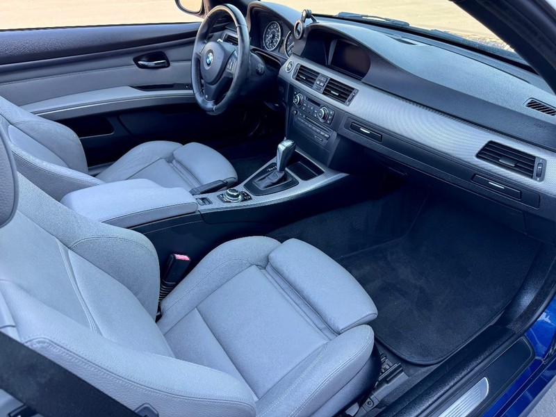 BMW 335i M Sport Vehicle Full-screen Gallery Image 19