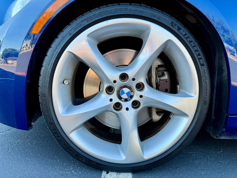 BMW 335i M Sport Vehicle Full-screen Gallery Image 20