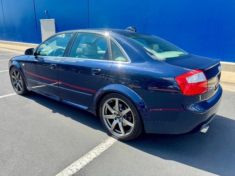 Audi S4 quattro AWD Vehicle Full-screen Gallery Image 09