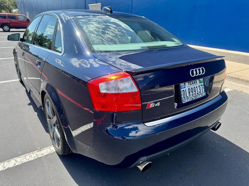 Audi S4 quattro AWD Vehicle Full-screen Gallery Image 10