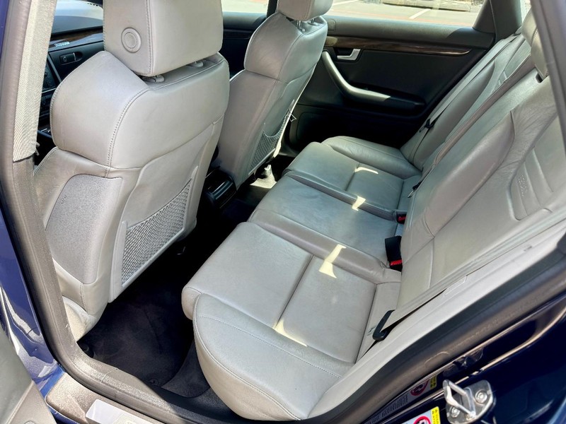 Audi S4 quattro AWD Vehicle Full-screen Gallery Image 17