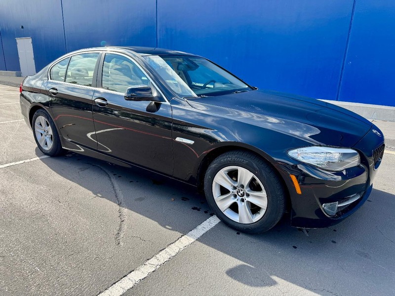BMW 528i Vehicle Image 14