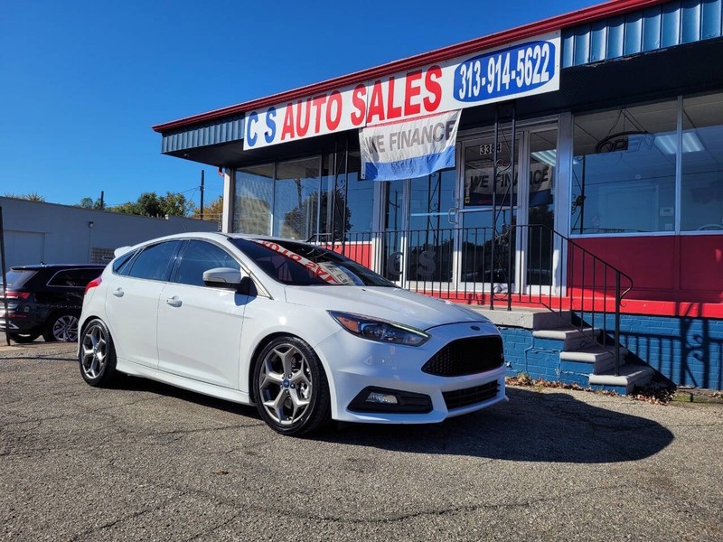 Ford Focus Hatchback Vehicle Full-screen Gallery Image 02