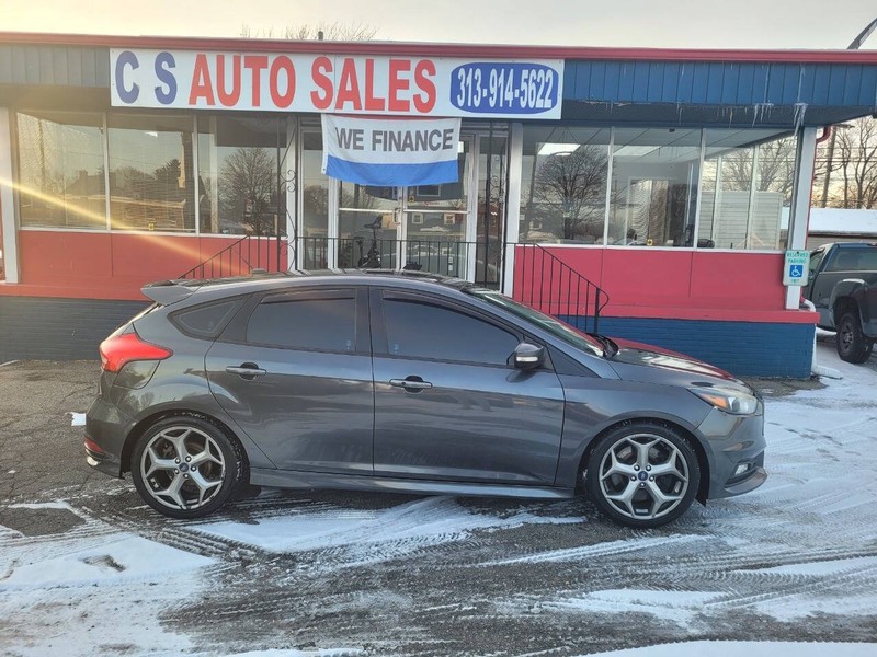 Ford Focus Hatchback Vehicle Full-screen Gallery Image 03