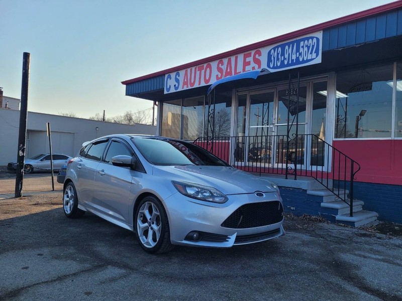 Ford Focus Hatchback Vehicle Full-screen Gallery Image 02