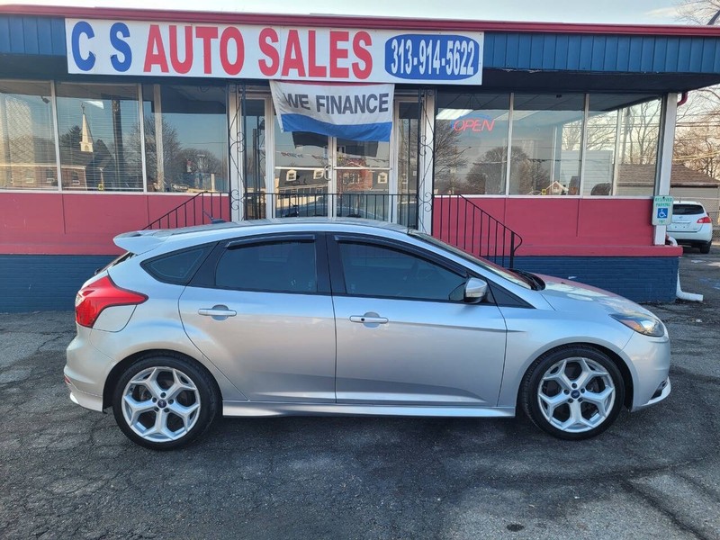 Ford Focus Hatchback Vehicle Full-screen Gallery Image 03