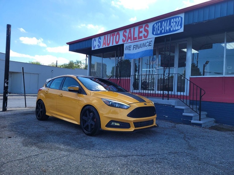 Ford Focus Hatchback Vehicle Full-screen Gallery Image 03
