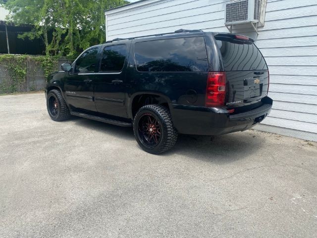Chevrolet Suburban Vehicle Image 03