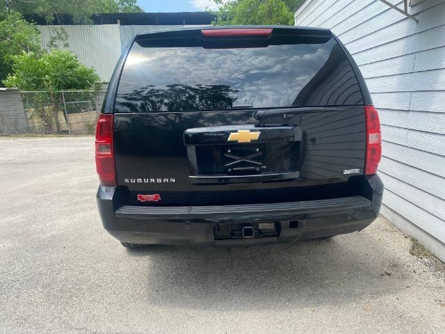 Chevrolet Suburban Vehicle Image 04