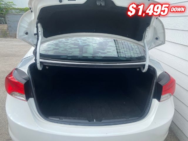 Hyundai Elantra Vehicle Image 07