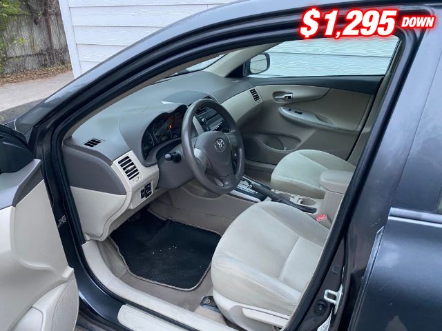 Toyota Corolla Vehicle Full-screen Gallery Image 05