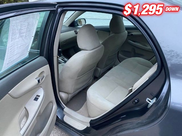 Toyota Corolla Vehicle Full-screen Gallery Image 06