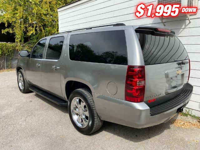 Chevrolet Suburban Vehicle Image 03