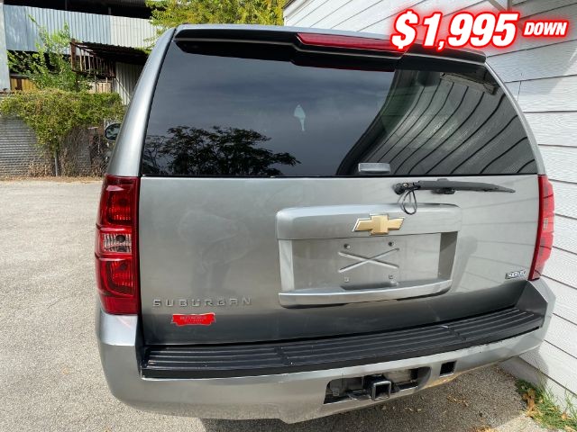 Chevrolet Suburban Vehicle Image 04