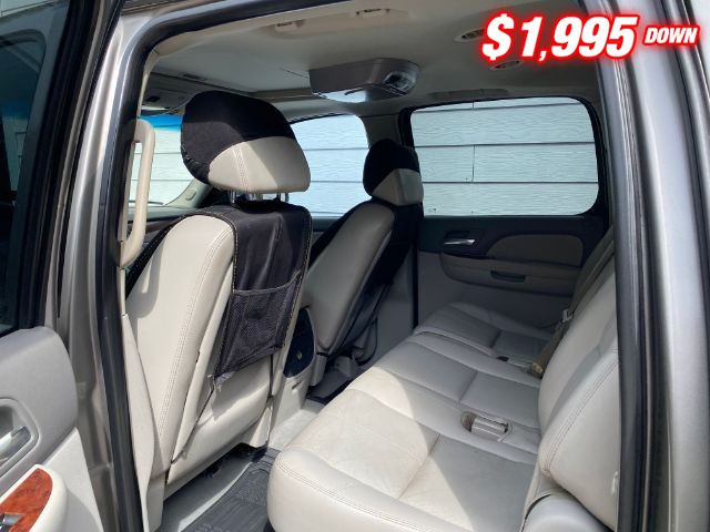 Chevrolet Suburban Vehicle Image 06