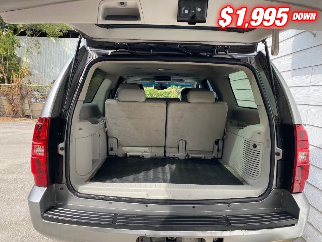 Chevrolet Suburban Vehicle Image 07